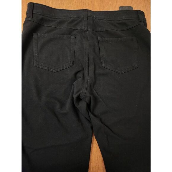 Chico's size 1 black 5 pocket stretch pants. Measures approx 32 waist, 31 inseam - Picture 6 of 8